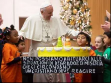 Papa Francisco com as crianças do Dispensário Santa Marta, celebrando o seu aniversário na Sala Paulo VI.