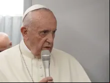 Papa Francisco no voo do Panamá a Roma.