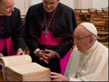 Papa Francisco revisa documentos antigos da Igreja