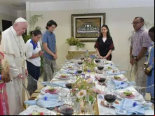 Papa Francisco e os jovens com os quais almoçou no Panamá.