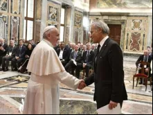 Papa Francisco na audiência com os representantes da UFI no Vaticano. Crédito: Vatican Media