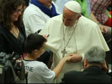 Papa Francisco abençoando uma criança doente.