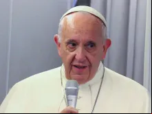 Papa Francisco no voo de volta a Roma.