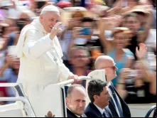 Papa Francisco em sua chegada à Praça de São Pedro.