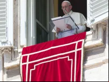 Papa Francisco reza o Ângelus na Praça de São Pedro.