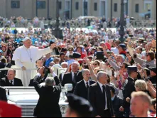 Papa saúda os fiéis durante a Audiência Geral.