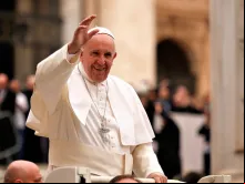 Papa Francisco saúda os fiéis reunidos na Praça de São Pedro durante a Audiência Geral.