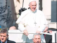 Papa Francisco chega à Praça de São Pedro.