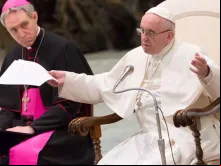 Papa pronuncia sua catequese.