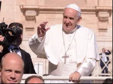 Papa Francisco chega à Praça de São Pedro 
