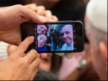 Fiéis tirando foto com o papa