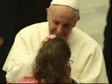 Papa Francisco abençoa uma jovem.