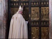 Papa fecha a Porta Santa da Basílica de São Pedro.