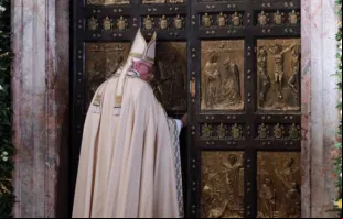 Papa fecha a Porta Santa da Basílica de São Pedro.