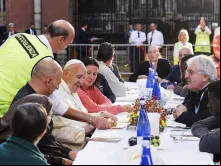 Papa Francisco almoçando com um grupo de pessoas pobres.