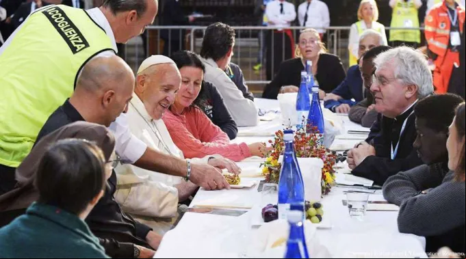 PapaFranciscoComidaPobres_VaticanMedia_14062018.jpg ?? 