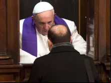 Papa Francisco atendendo a confissão de um sacerdote.