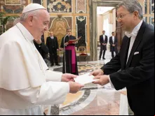 O Papa Francisco recebe as credenciais de um dos novos embaixadores.