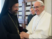 Papa Francisco saúda membro da delegação ortodoxa.