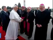 Papa Francisco se despedindo das autoridades da Macedônia do Norte.