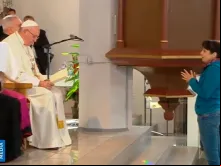 Papa Francisco escutando o testemunho de Marina.
