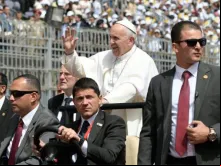Papa Francisco saúda os fiéis congregados no Cairo para escutar seu discurso