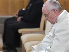 Papa Francisco meditando durante seus exercícios espirituais. Daniele Garofani (L'Osservatore Romano)