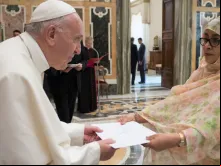 Papa Francisco recebe a credencial da embaixadora da Mauritânia 