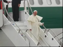 Papa Francisco desce do avião. Crédito: Walter Sánchez Silva