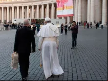 Papa Francisco caminha pela Praça de São Pedro.