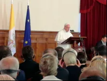 Papa encontra as autoridades.
