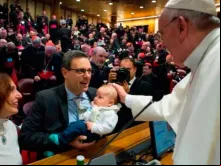Papa Francisco saúda a família Paloni durante o Sínodo realizado em outubro de 2015.