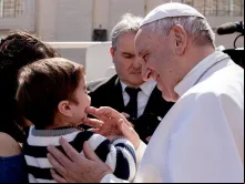 Papa Francisco saúda famílias no Vaticano.