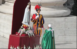 Papa Francisco junto à imagem da Virgem de Fátima no Vaticano