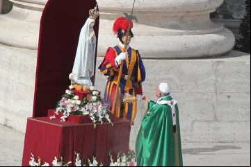 PapaFranciscoFatima_LaurenCater_050517.jpg