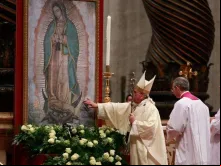 Papa Francisco diante do quadro de Nossa Senhora de Guadalupe em 2018.