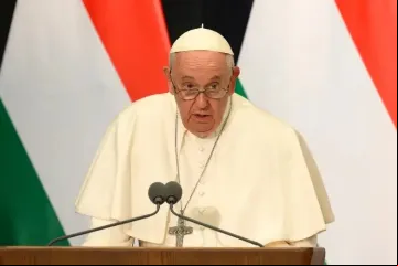 PapaFranciscoHungria_Autoridades_VaticanMedia_1.jpg