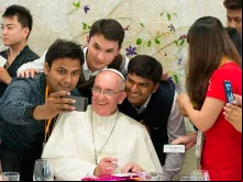 Papa Francisco e um grupo de jovens.
