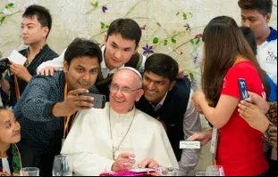 Papa Francisco com os jovens.