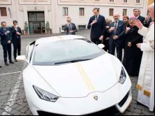 Papa Francisco abençoa a Lamborghini que recebeu de doação em 2017. Crédito: Vatican Media