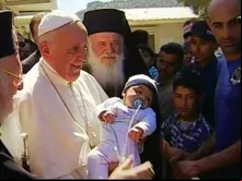 Papa Francisco junto aos refugiados em Lesbos, acompanhado pelo Patriarca Ecumênico de Constantinopla (Turquia), Bartolomeu I, e do Arcebispo de Atenas e toda a Grécia, Jerónimo II.
