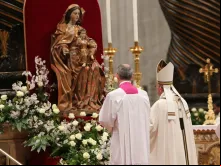 Papa reza diante da Virgem Maria em São Pedro.
