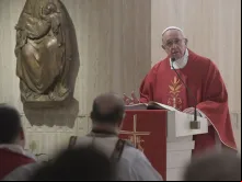 Papa Francisco durante a Missa em Santa Marta.