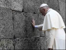 Papa reza no “muro da morte” de Auschwitz, em uma imagem de arquivo.