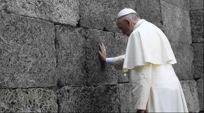 PapaFranciscoMuroMuerte_LOR_290716.jpg ?? 