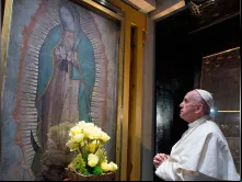 Papa Francisco reza diante da Imagem da Virgem de Guadalupe durante sua viagem apostólica ao México 