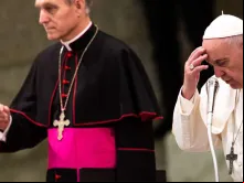 Papa Francisco reza durante a Audiência Geral.