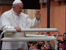 Papa saúda os peregrinos depois da oração do Ângelus em Carpi.