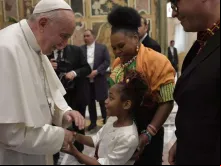 Papa Francisco saúda familiares dos membros do Comitê.