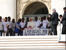 Papa com um grupo de migrantes durante uma audiência em São Pedro.